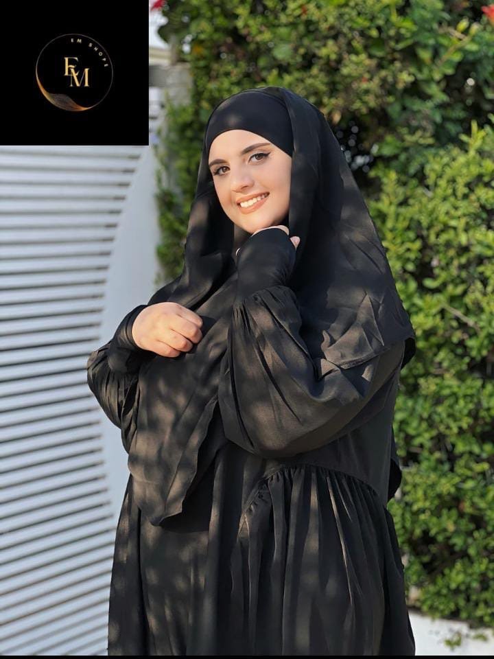 ✨ موديل رنيم ✨ 🌼 يتكون من قطعتين: عباءة بالأسدال + توب الكريب روزا 🌼 متوفر بألوان متعددة ومقاسات مختلفة. - Hijab syalex